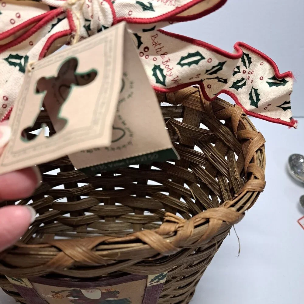 Christmas Card Basket Bath & Body Hanging Santa Claus Wood Woven Festive Ribbon - Picture 5 of 8